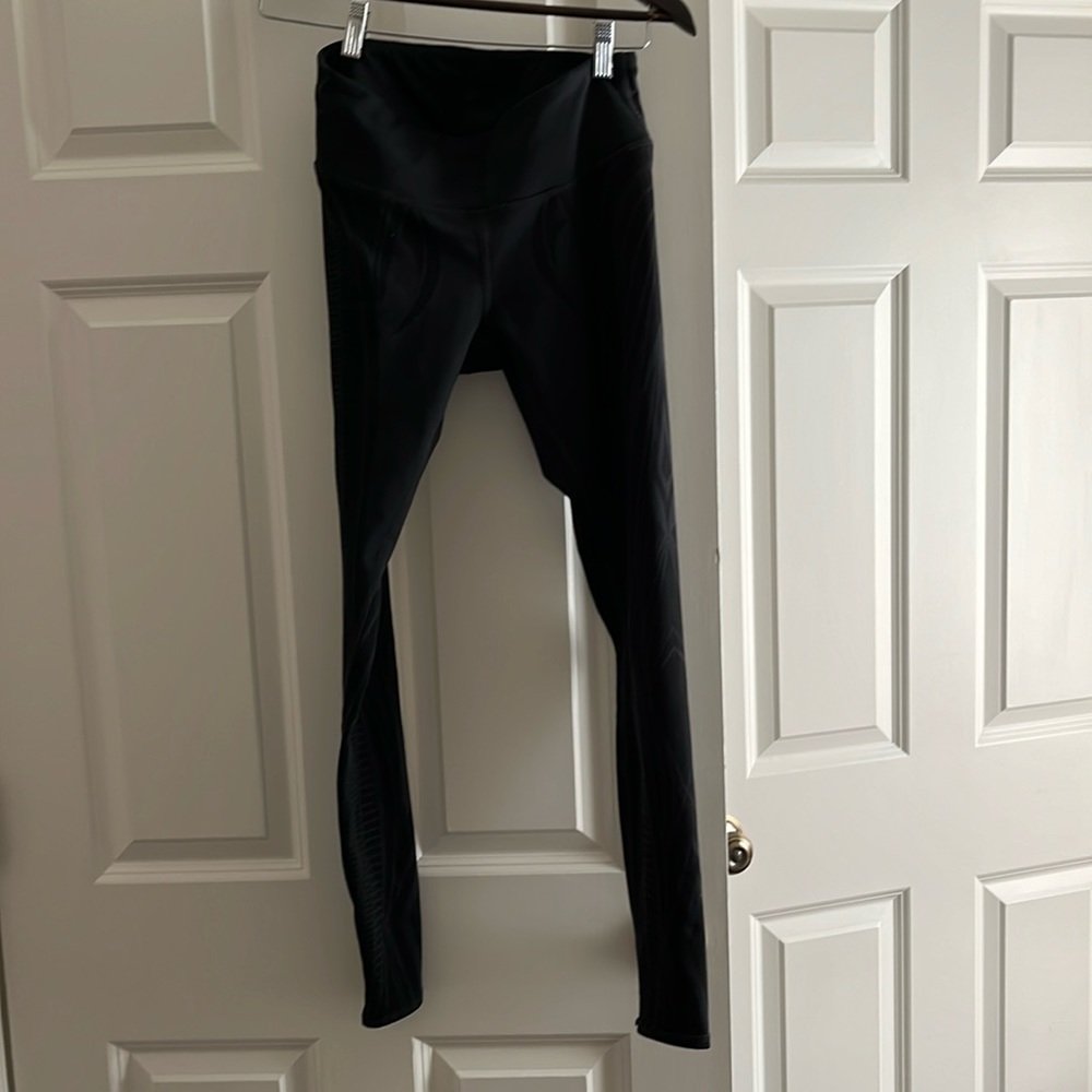 Black/ black pattern alo leggings